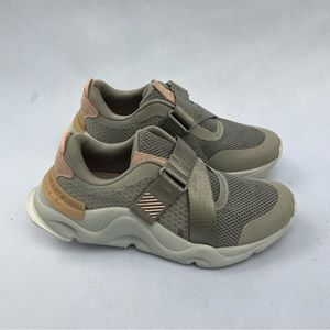 Sorel Kinetic RNEGD Strap Sneaker in Dove - Women’s size 9